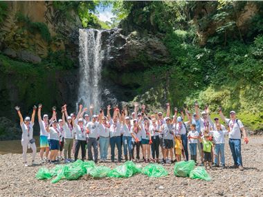 River cleanup team Costa Rica.jpg
