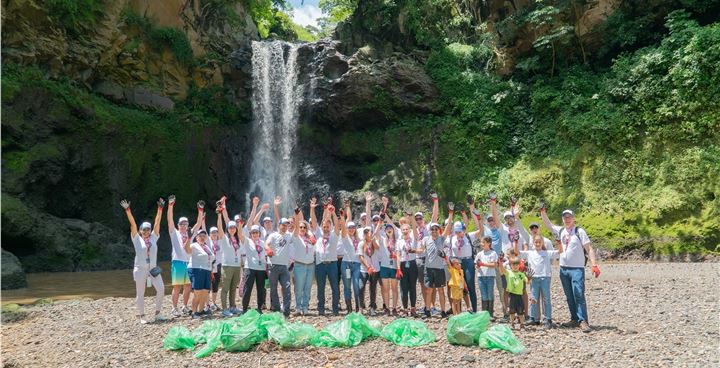 River cleanup team Costa Rica.jpg